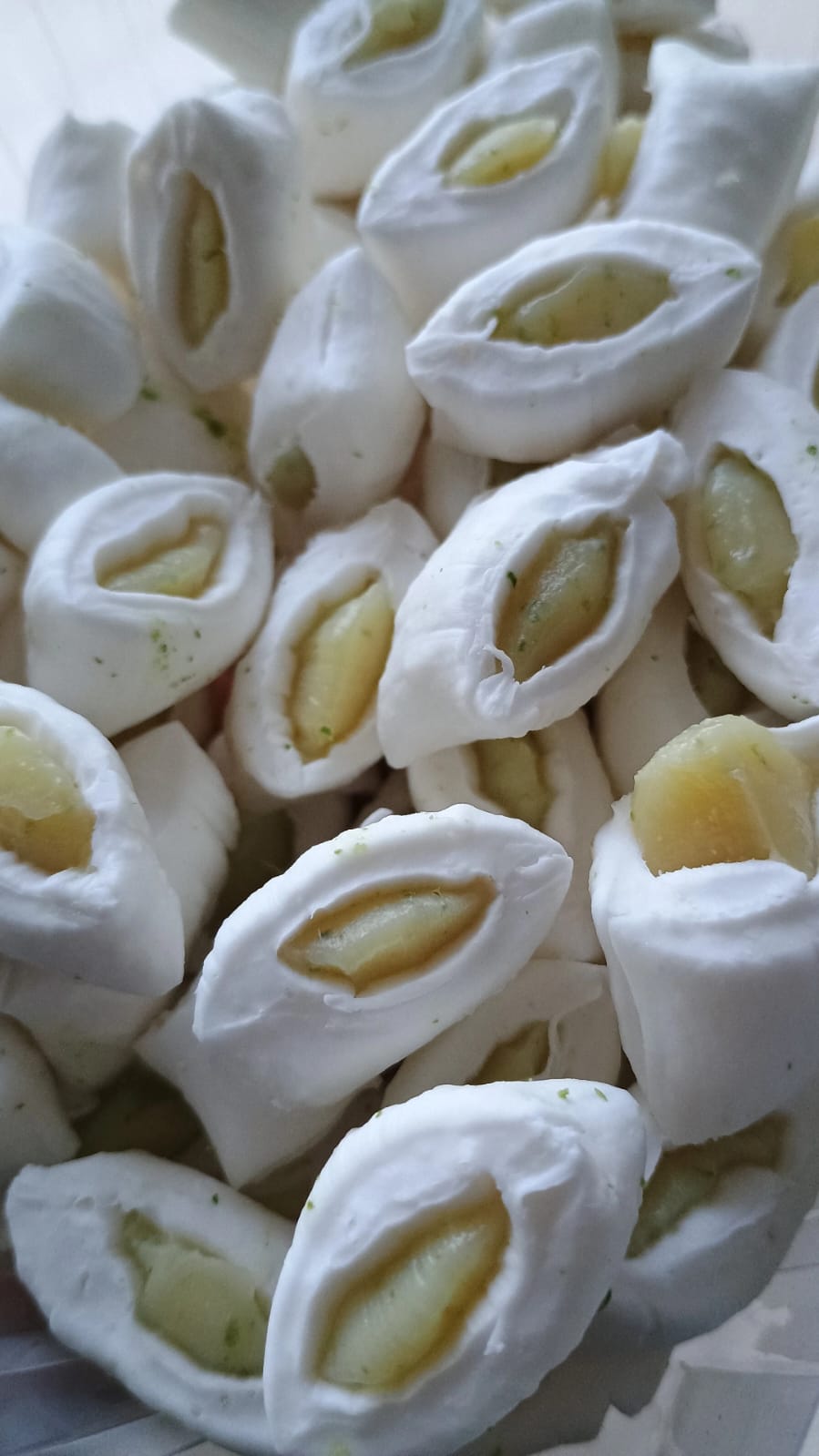 Balas de coco recheadas de limão