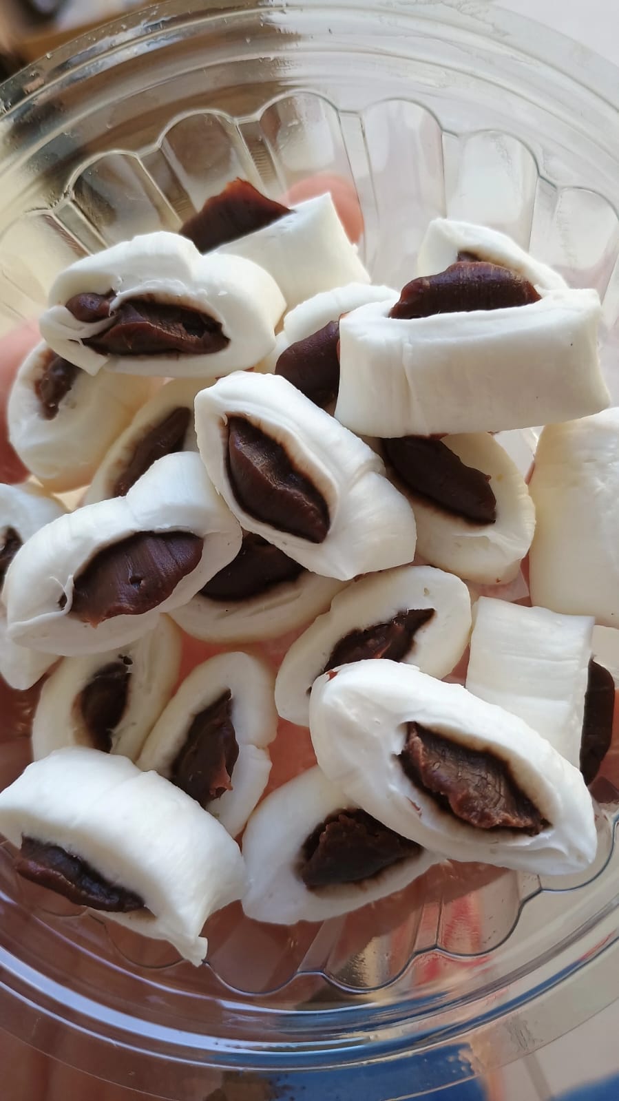 Balas de coco com recheio de chocolate