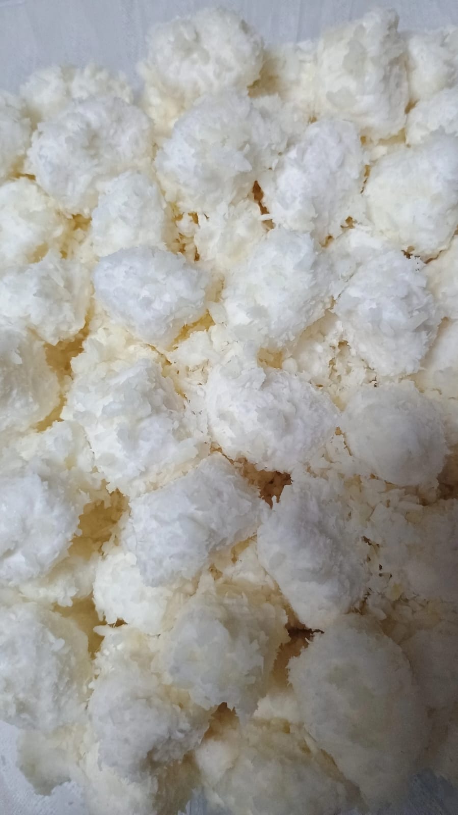 Cocadas de coco fresco em produção artesanal